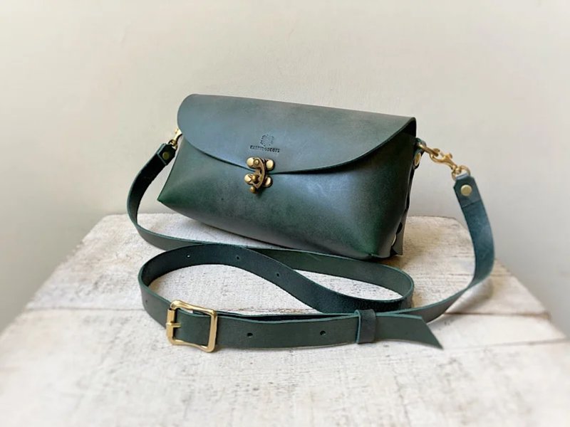 Shoulder bag made with Japanese Roroma leather, fave-rizo MB, Bottle Green - กระเป๋าแมสเซนเจอร์ - หนังแท้ สีเขียว