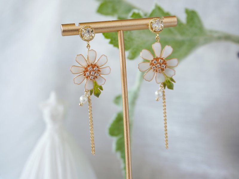 [White Autumn Flowers] Handmade original earrings Bronze resin crystal flower bridal holiday gift - ต่างหู - เรซิน ขาว