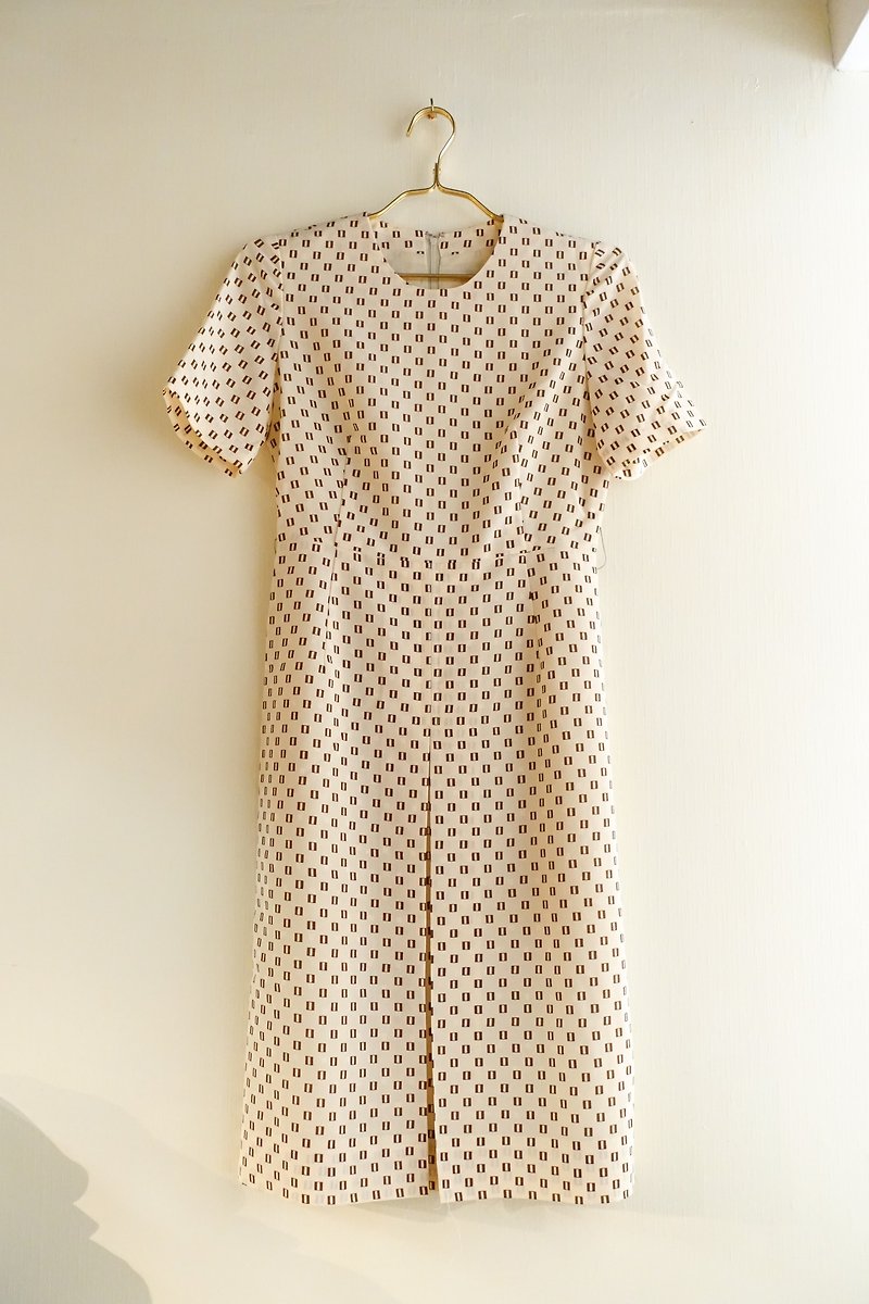 (VINTAGE/UNIQUE) Beige tiny rectangle pattern short sleeves dress - ชุดเดรส - เส้นใยสังเคราะห์ สีนำ้ตาล