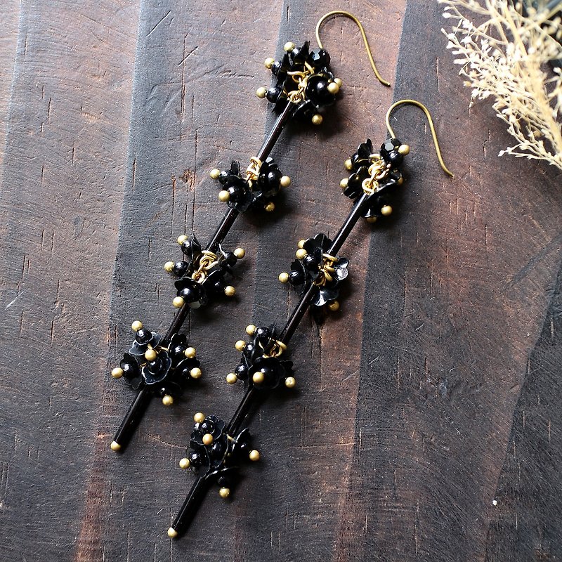 Black sequined flower glass tube bead long dangling long earrings ear pin Clip-On