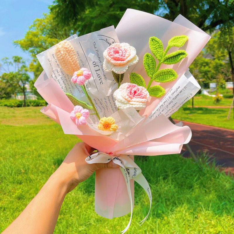 Handmade Crocheted Sweet Pastel Pink Bouquet of Roses, Tulips, Posies - ช่อดอกไม้แห้ง - ผ้าฝ้าย/ผ้าลินิน สึชมพู