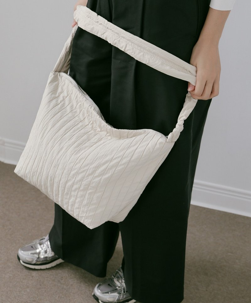 supportingrole 輕盈柔和抽繩元素多用手提斜肩背包 米白 - 手提包/手提袋 - 其他人造纖維 白色