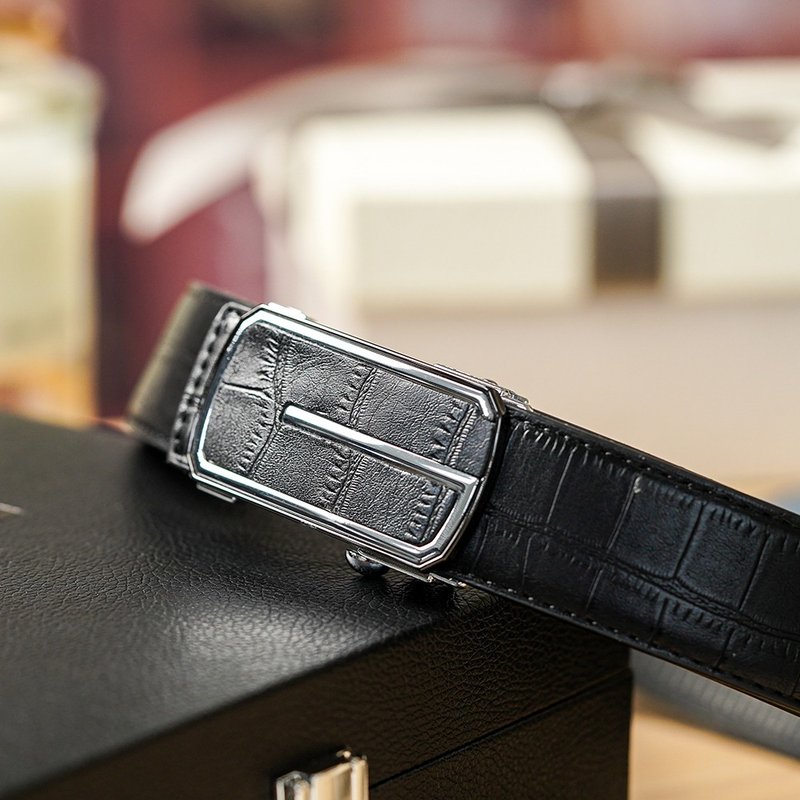 【FREED】字母造型仿鱷魚紋真皮自動皮帶 - 黑銀 - 皮帶/腰帶 - 真皮 黑色