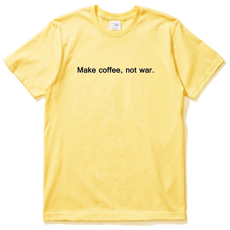 戦争ではないコーヒーを作る半袖Tシャツ黄色いコーヒーのテキスト（英語） - Tシャツ メンズ - コットン・麻 イエロー