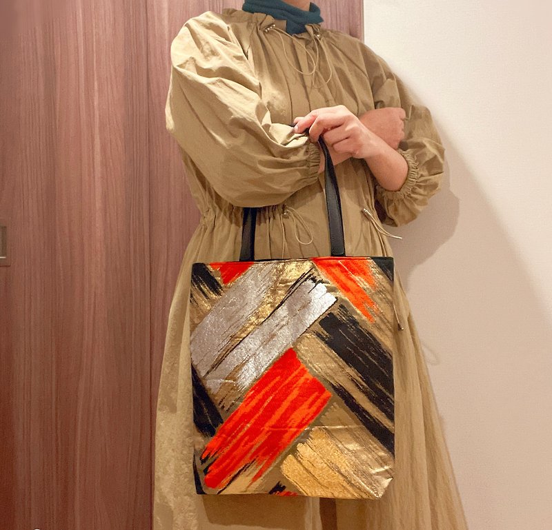 2023 Kimono Weaving Tote Bag / Antique Kimono Cloth Brush Marks - กระเป๋าแมสเซนเจอร์ - ผ้าไหม หลากหลายสี