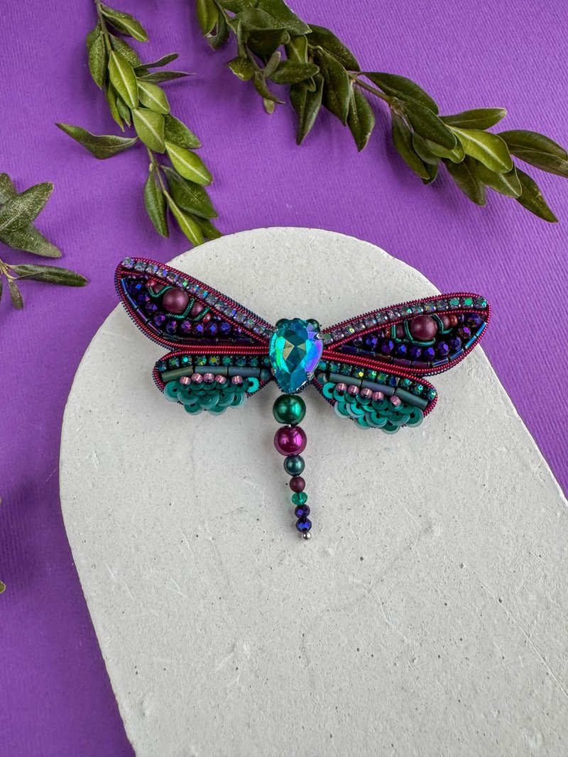 Embroidered dragonfly brooch with beads and sequins - 徽章/別針 - 其他材質 多色