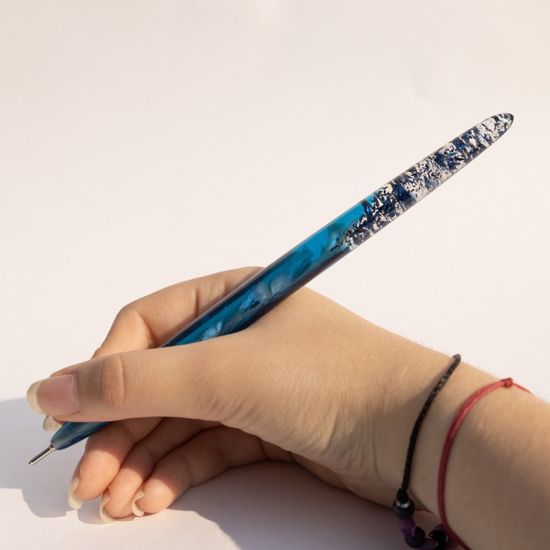 Blue ballpoint resin pen. Cute graduation gift. - ปากกา - โลหะ สีน้ำเงิน