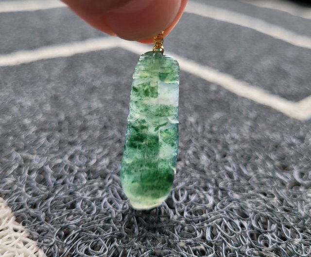 純翡翠】天然翡翠 高半透明 緑色の浮かぶ模様 極美彫刻 羽 18K金の留め