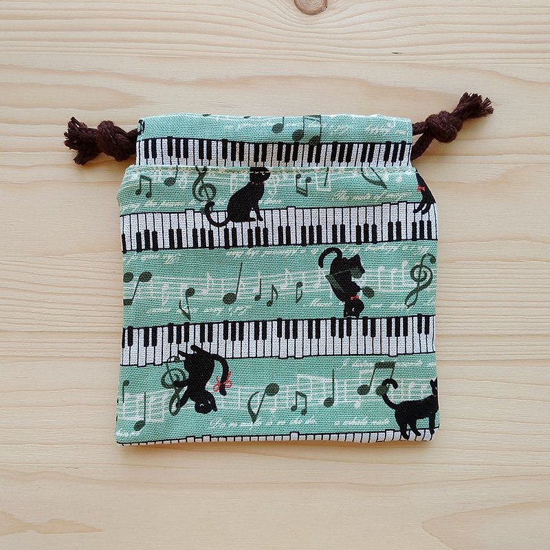 Piano Black Cat Drawstring Pocket (Small) - กระเป๋าเครื่องสำอาง - ผ้าฝ้าย/ผ้าลินิน สีเขียว