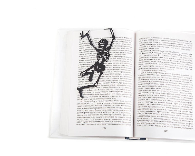 Black Metal Happy Skeleton Bookmark, Small Bookish Gift for Horror-Loving Reader - 書籤 - 其他金屬 