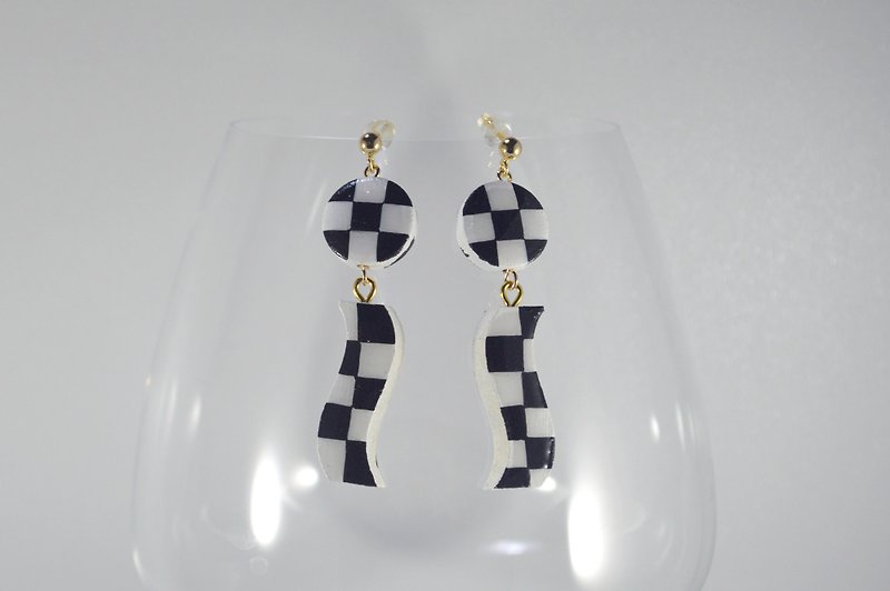 Black and white checkerboard circles and wavy lines simple geometric earrings earrings hand-painted wooden