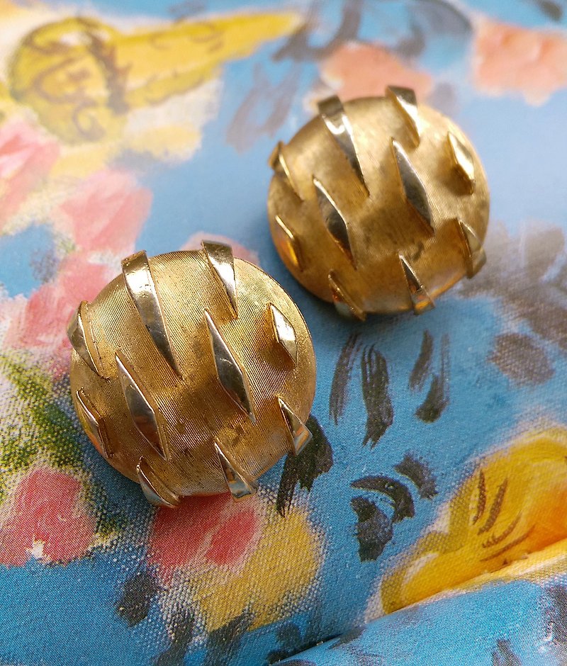 [Western antique jewelry / old age] 1970's TRIFARI metal pop clip earrings - ต่างหู - โลหะ สีทอง