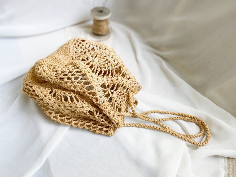 【好日手作】Handmade。夏日手工拉菲草編織鳳梨花兩用側背斜背包 - 側背包/斜背包 - 其他材質 卡其色