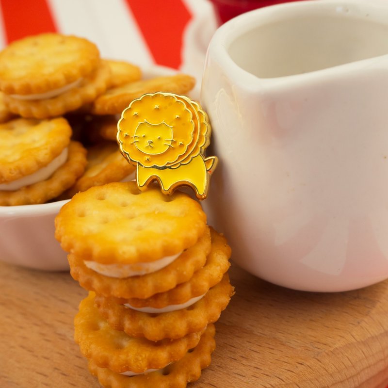 Lion Cracker Enamel Pin – Cute Lion Biscuit Lapel Pin - 徽章/別針 - 其他金屬 橘色