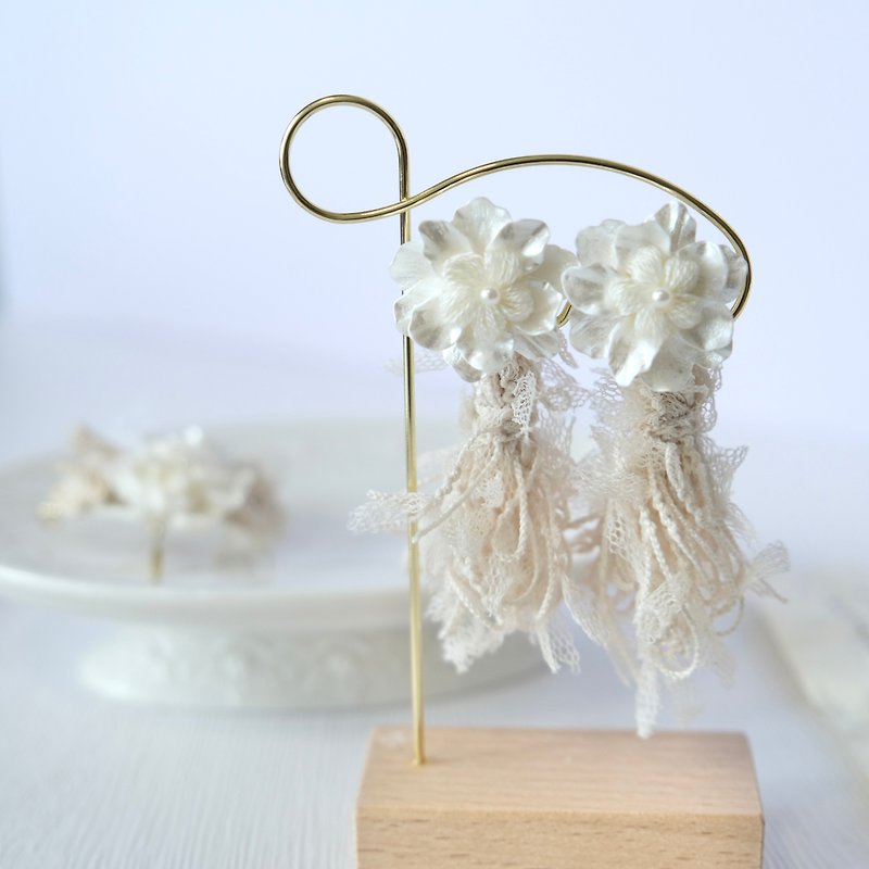 Japanese off-white crocheted flower tassel earrings 2-ways two-wear - Earrings & Clip-ons - Thread White