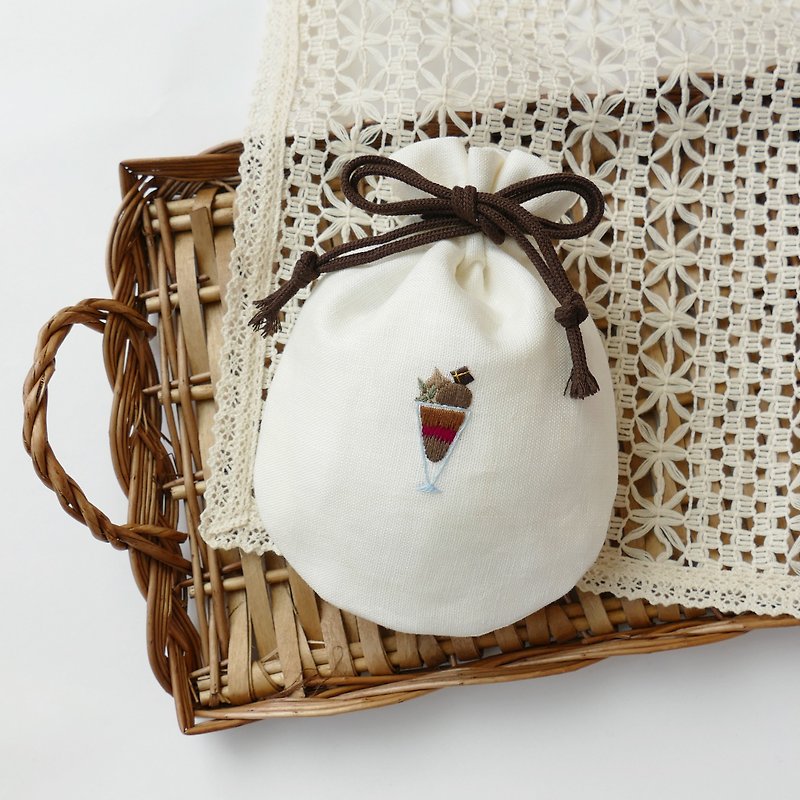 ผ้าฝ้าย/ผ้าลินิน กระเป๋าเครื่องสำอาง ขาว - Hand-embroidered drawstring pouch from Chocopa Linen