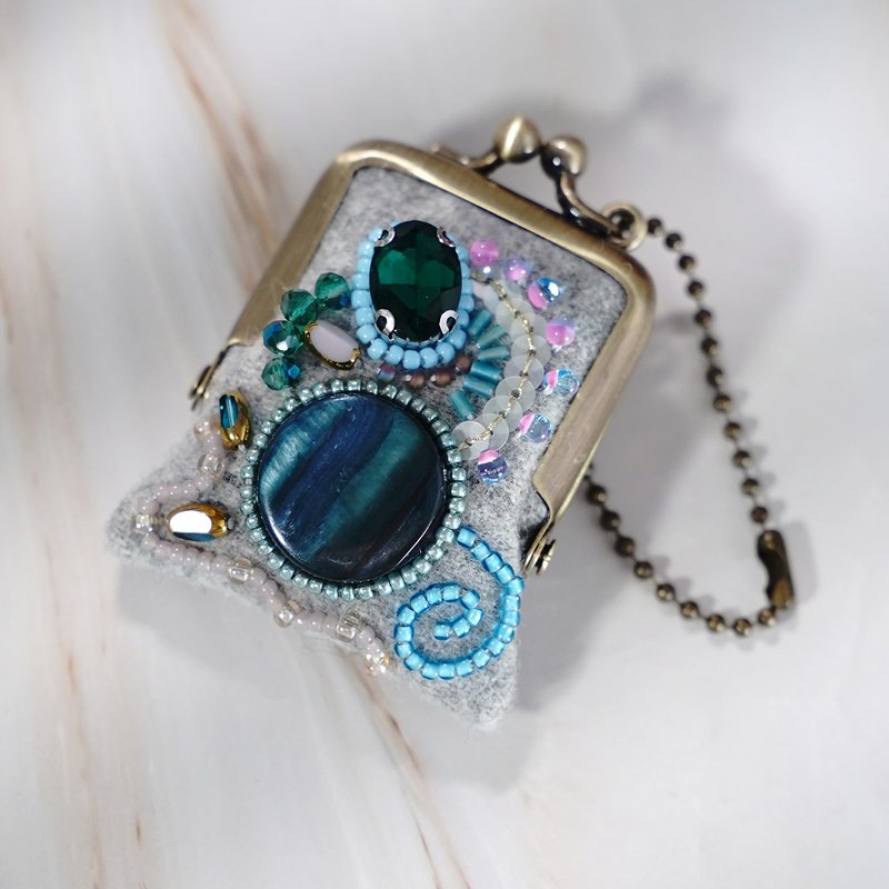 小さなビーズ刺繍のがま口 No.80, グレー×ウール, ネックレス・バッグチャームにも, アクセサリーケース, 一点物 - 吊飾/掛飾 - 羊毛 灰色