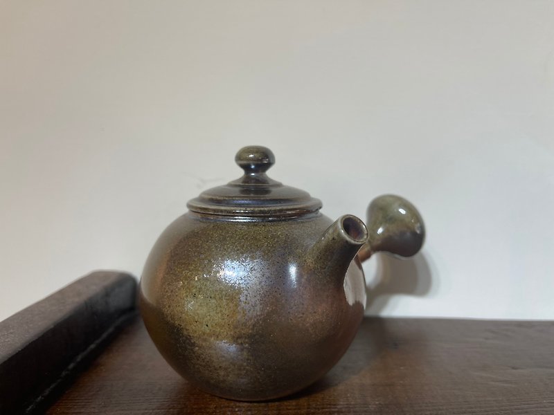 Firewood Hand-made Japanese Pottery Side Handle Pot / Chen Wenxiang - Teapots & Teacups - Pottery Gold