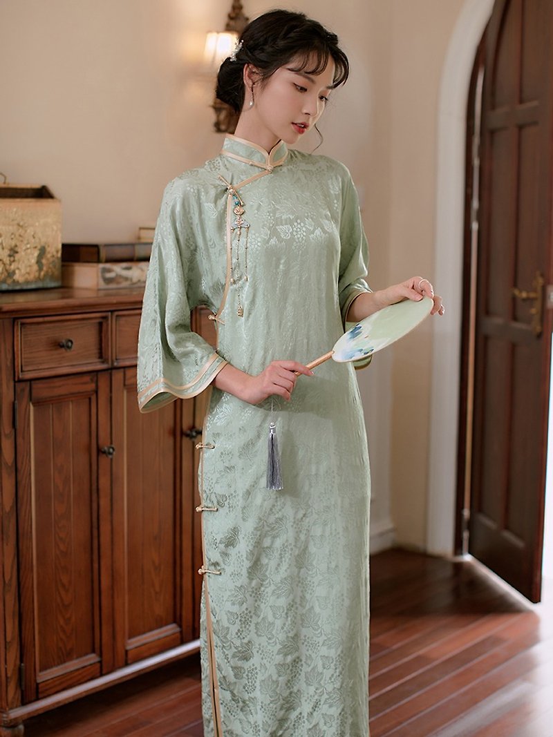 豆綠色 蔓蔓 倒大袖全開襟滾邊古法旗袍 復古改良新中式國風洋裝 - 旗袍 - 聚酯纖維 綠色