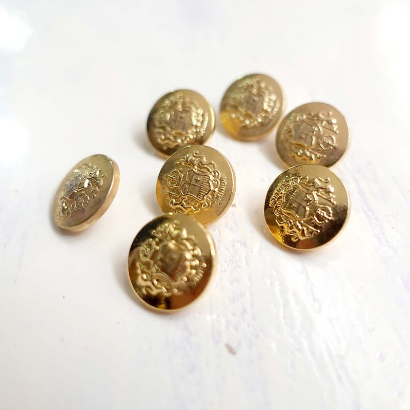 Japanese second-hand gold three-dimensional plastic badge small shirt shirt button high-end second-hand vintage jewelry - Women's Shirts - Other Metals Gold