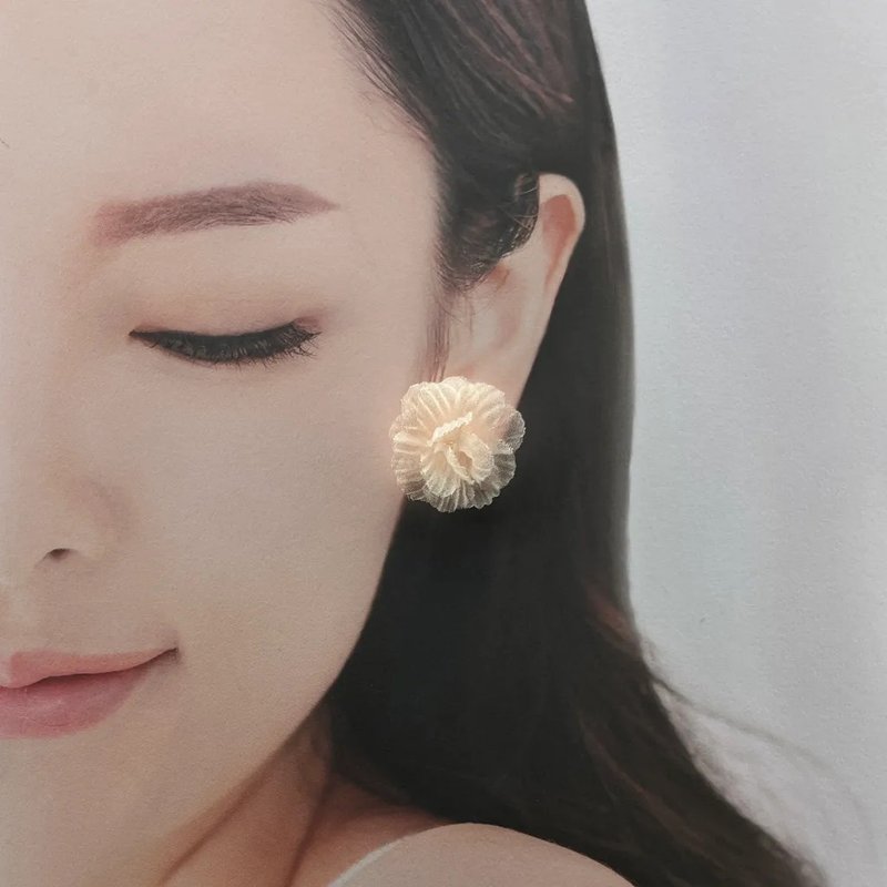 Innocence 純真典雅溫柔橘金紗小貼耳耳環 - 耳環/耳夾/耳骨夾 - 其他材質 白色
