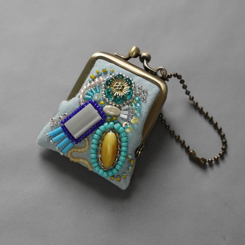 ネックレスにも、バッグチャームにも、小さな小さなビーズ刺繍のがま口　23　ブルー　プレゼント　アクセサリーケース - 吊飾/掛飾 - 棉．麻 藍色