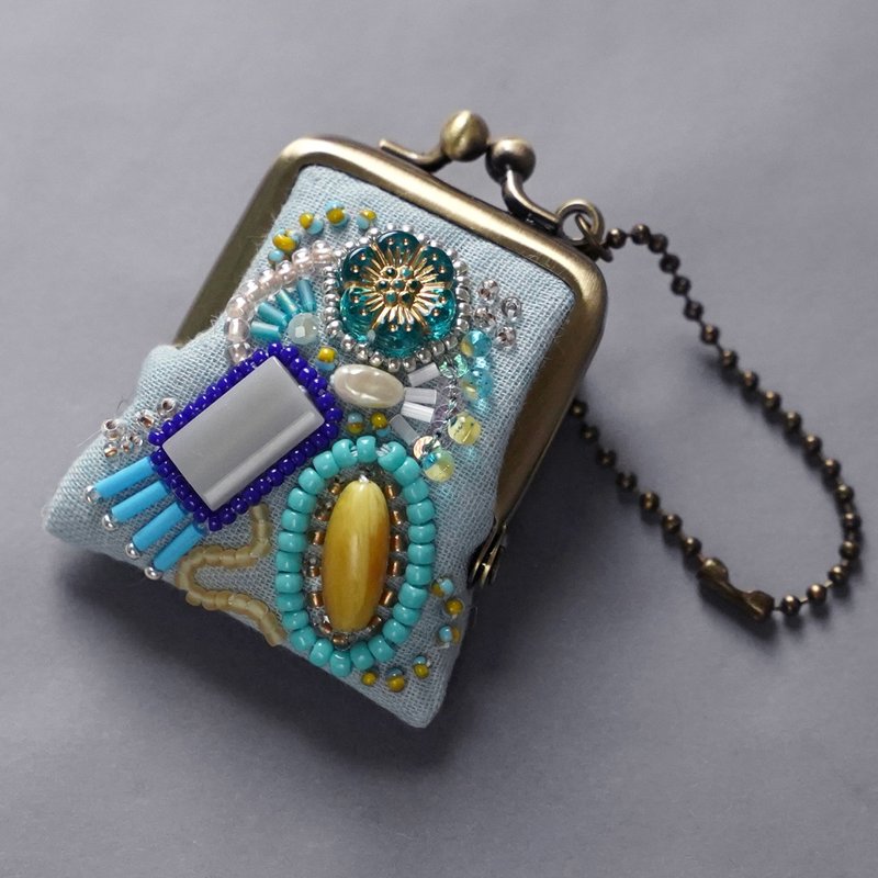 小さなビーズ刺繍のがま口 No.23 ライトブルーのガーゼ ネックレス・バッグチャームにも アクセサリーケース 手刺繍の一点物 - 吊飾/掛飾 - 棉．麻 藍色