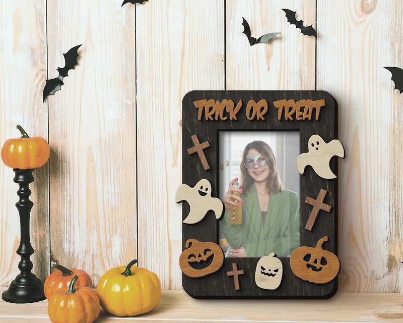 Halloween picture frame 10x15 photo frame Wooden wall decor Trick or treat sign - 畫框/相架  - 木頭 多色