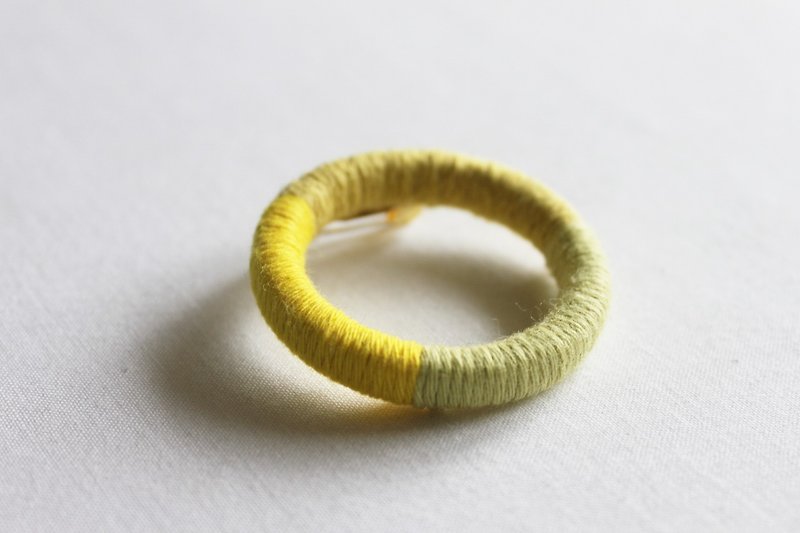 [Recycled cotton] tone brooch - เข็มกลัด - ผ้าฝ้าย/ผ้าลินิน สีเหลือง