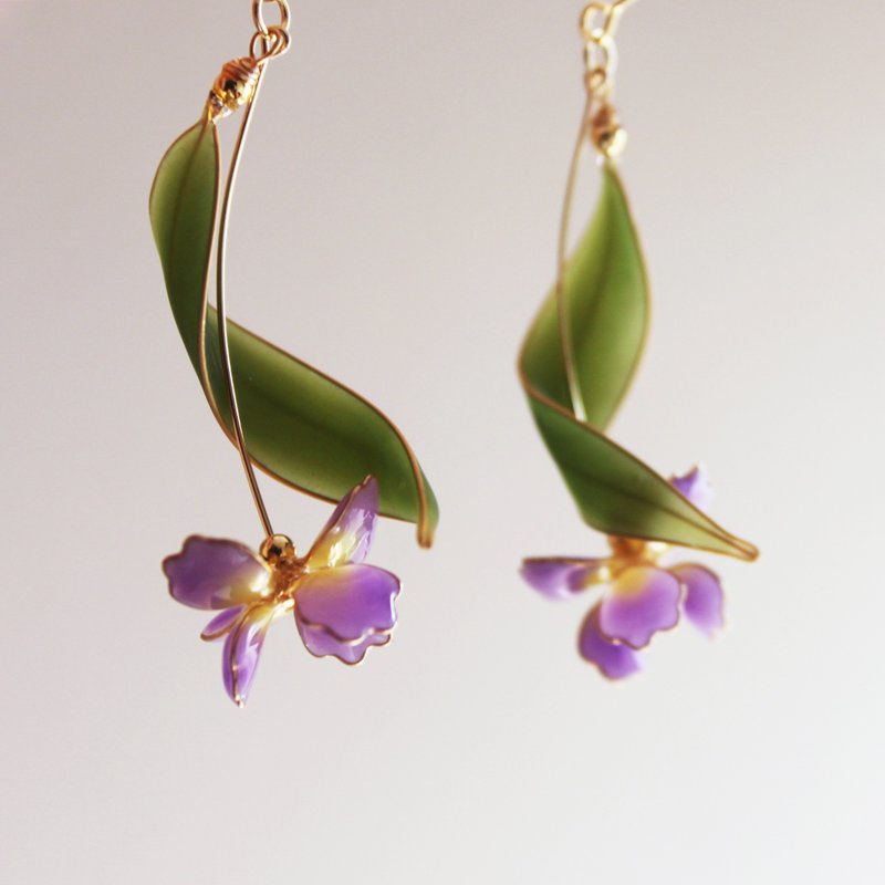 【Romantic Iris】Iris flower earrings gradient purple handmade Bronze resin earrings/ Clip-On - Earrings & Clip-ons - Resin Purple