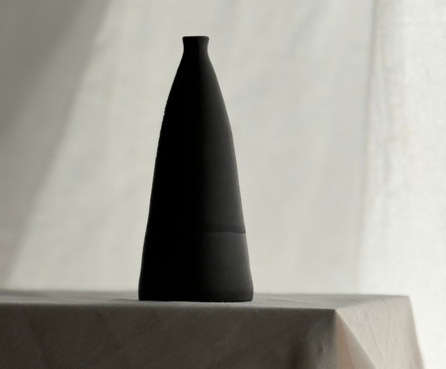 黒の円錐形陶器花瓶 40032-ミストブラック円錐陶器 - ショップ JSVS 置物 - Pinkoi