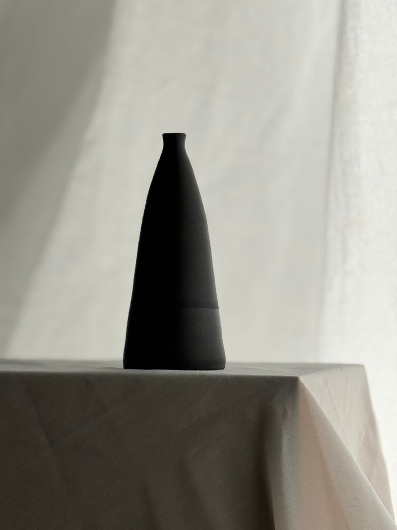 Black matte glazed conical vase - ของวางตกแต่ง - ดินเผา 