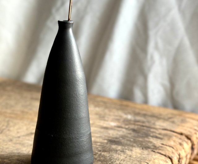 黒の円錐形陶器花瓶 40032-ミストブラック円錐陶器 - ショップ JSVS 置物 - Pinkoi