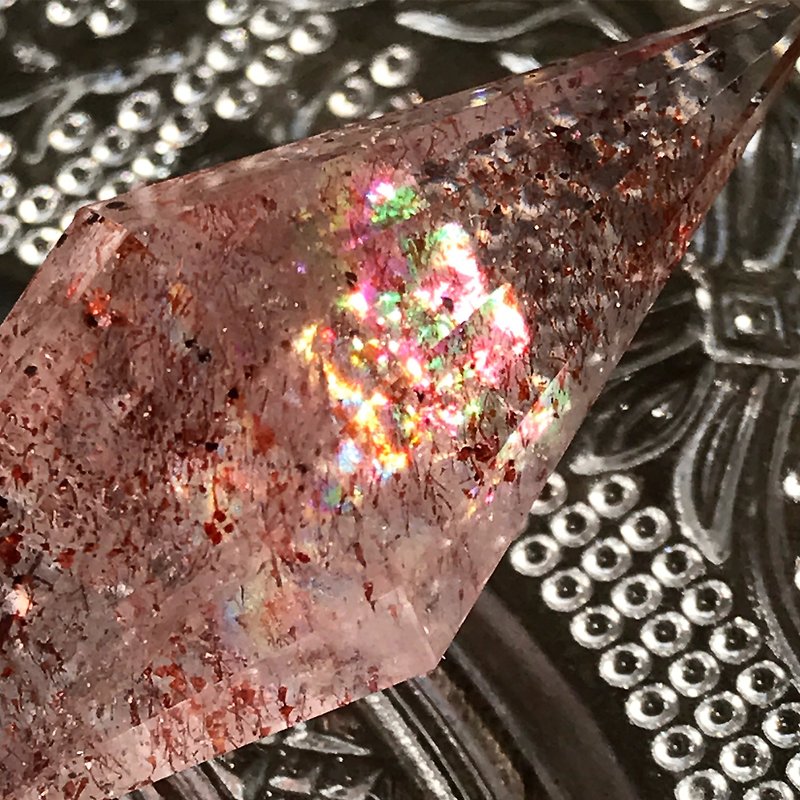 【Lost and find】 Natural Stone Super seven strawberry crystal Lingshi rainbow effect necklace - สร้อยคอ - เครื่องเพชรพลอย สีแดง