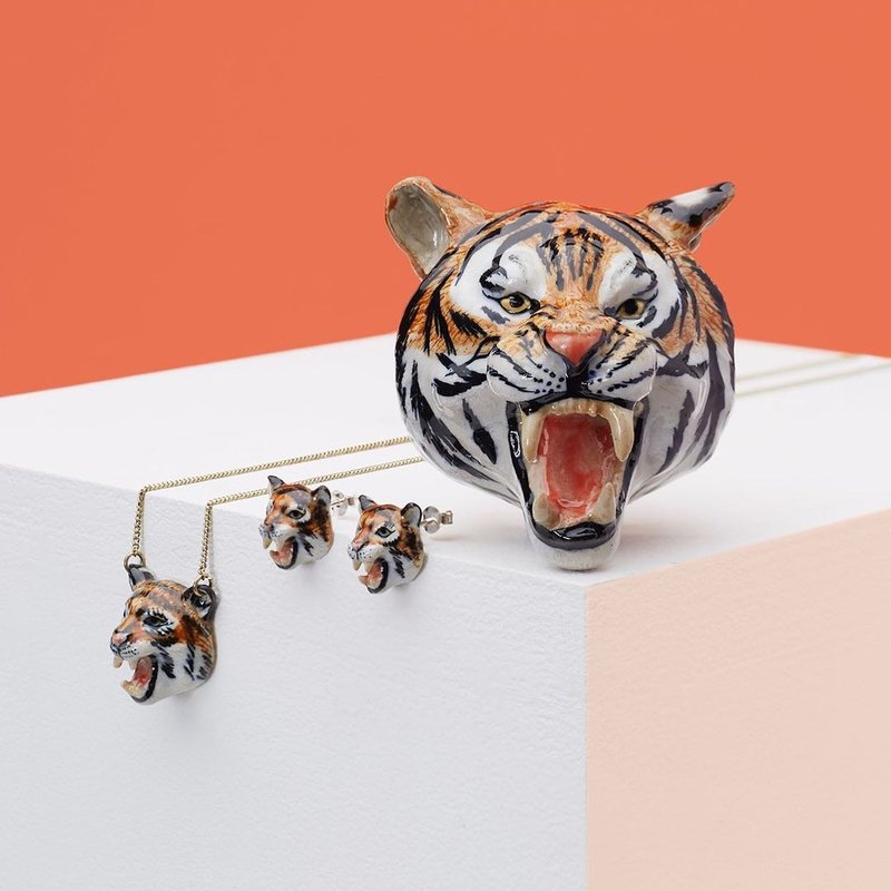 And Mary  Roaring Tiger  Earrings | Gift Box - ต่างหู - เครื่องลายคราม สีทอง