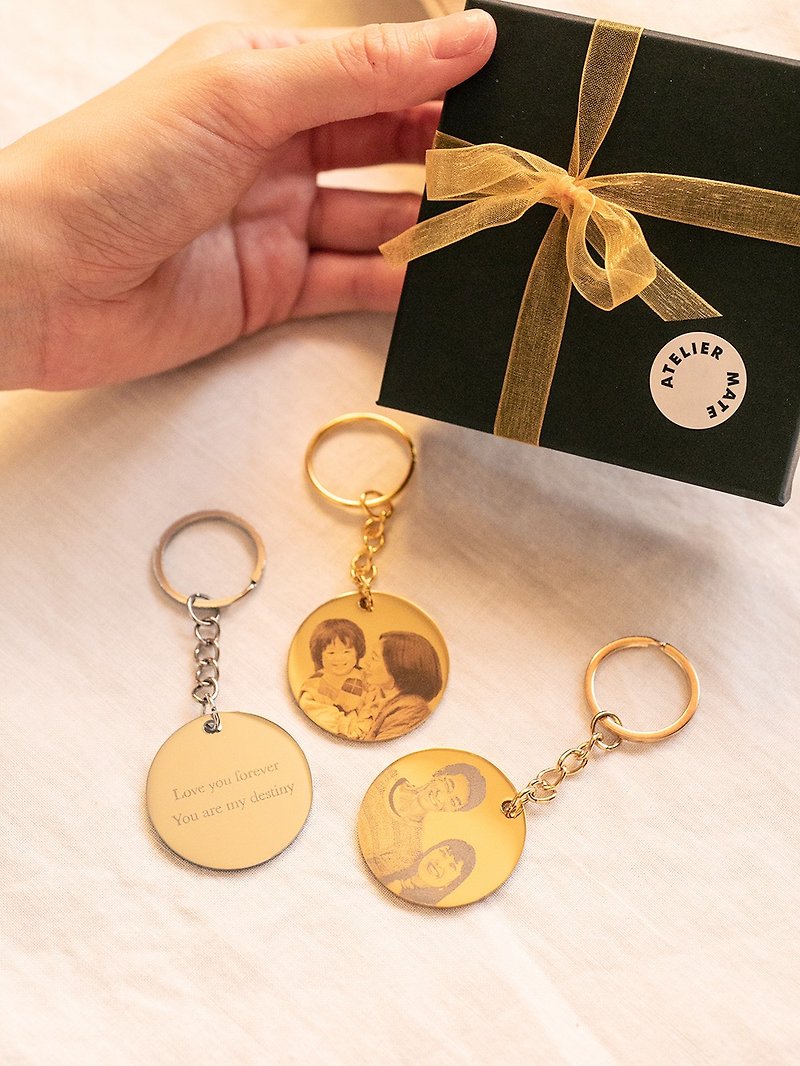 [Customized laser engraving] 35mm customized photo commemorative keychain for lovers and couples - Keychains - Other Metals Gold