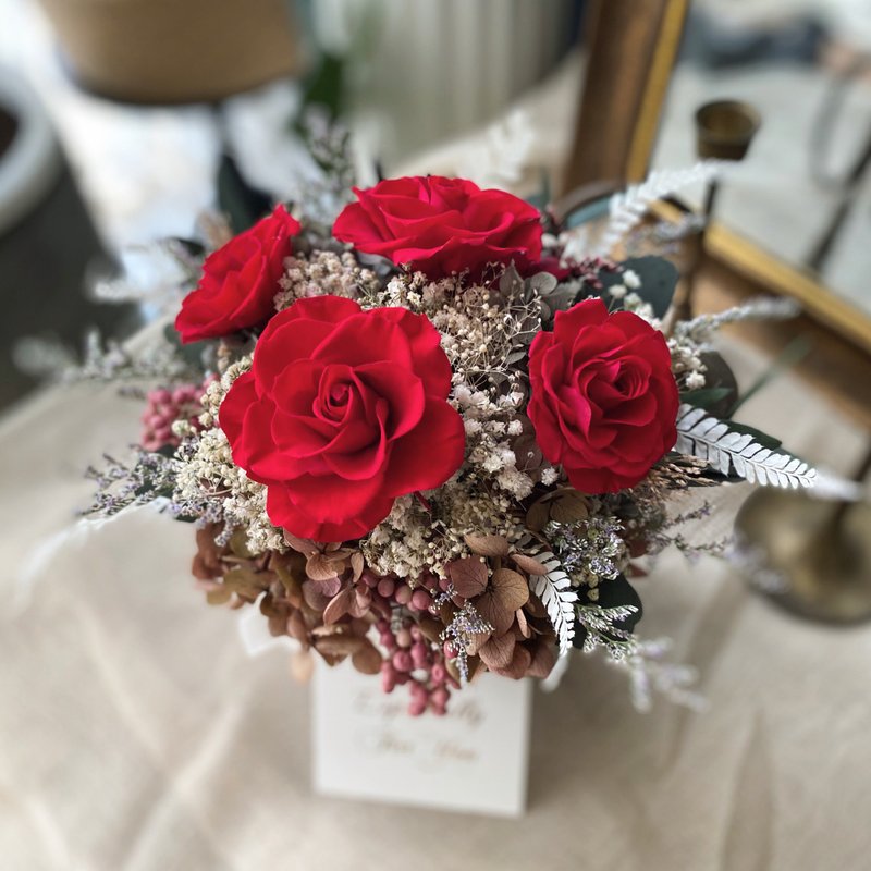 情人節特選花禮日本進口紅玫瑰永生花花束款 - 乾燥花/永生花 - 植物．花 紅色