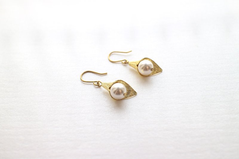 Calla lily -Brass handmade earrings - ต่างหู - ทองแดงทองเหลือง สีทอง