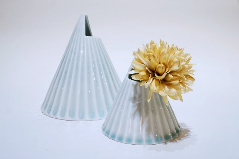 AKAMU here-アイランドシリーズ山形花器（メンフーブルー）-青磁陶器花器 - 花瓶・植木鉢 - 磁器 ブルー