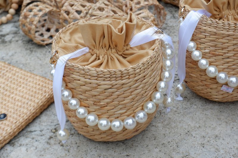 women's handbags Pearl woven bag birthday gifts for women handmade shoulder bag - 側背包/斜背包 - 植物．花 