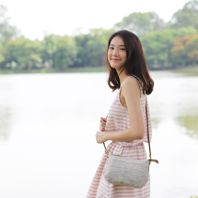 Crossbody Bags mini Curve Hand woven and Botanical Dyed Cotton Natural-Brown Color - กระเป๋าแมสเซนเจอร์ - ผ้าฝ้าย/ผ้าลินิน สีเทา