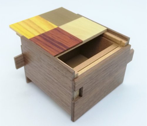14回仕掛け正方形秘密箱 四種の木材 パズル箱 箱根寄木細工
