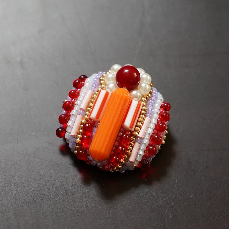 とても軽いおゃべりなブローチ38 ビーズ刺繍のブローチ　レッド　オレンジ　パープル - 胸針 - 塑膠 紅色