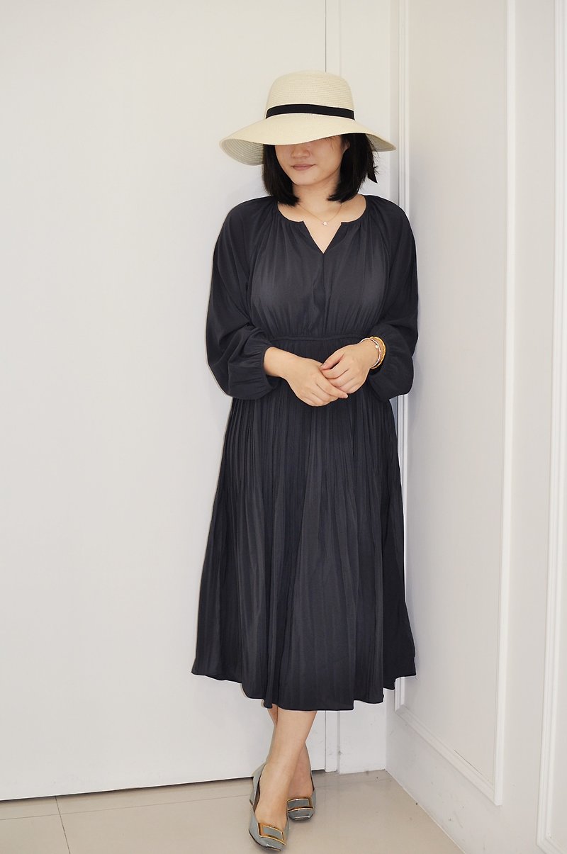 Flat 135 X Taiwan designer series V-neck long-sleeved dress gray blue hundred fold skirt - One Piece Dresses - Polyester Blue