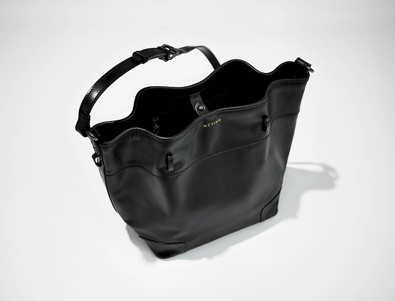 Black Italian leather BELT square barrels - กระเป๋าแมสเซนเจอร์ - หนังแท้ สีดำ