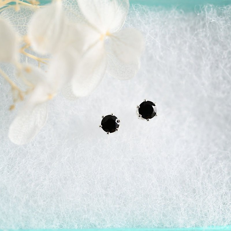 Symbolizing the achievement of your goals, these single onyx and black agate stud earrings are the August birthstone and are 4mm in diameter. - ต่างหู - เครื่องเพชรพลอย สีดำ