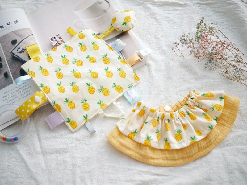 Double-layer lotus leaf bib + label soothing towel Mi Yue gift box yellow pineapple - ของขวัญวันครบรอบ - ผ้าฝ้าย/ผ้าลินิน สีเหลือง