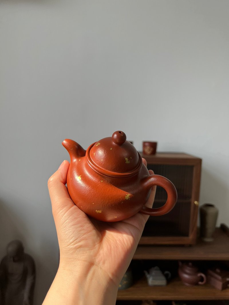 朱泥掇球 280cc 全手制 原矿30目粗砂朱泥 正宗润泽 洒金装饰宜興 - 茶壺/茶杯/茶具 - 陶 灰色