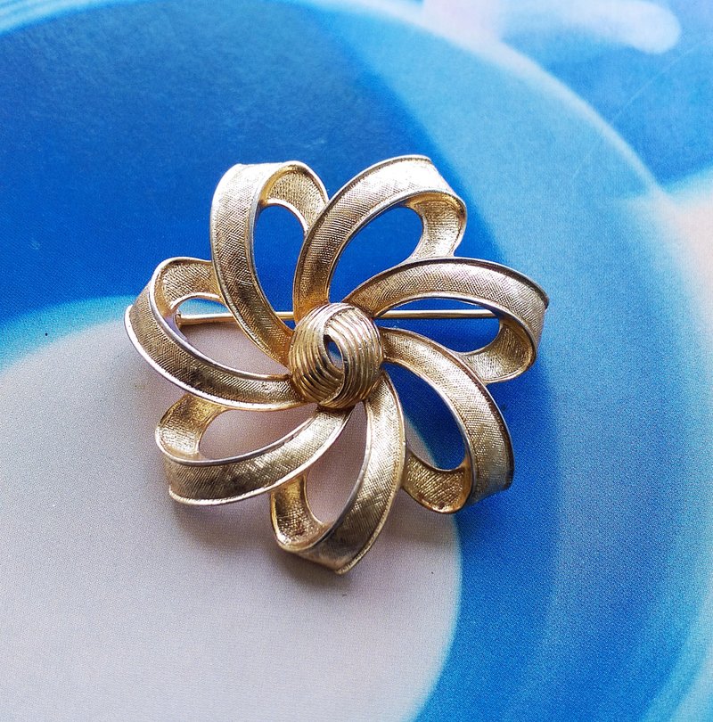 Vintage Jewelry 西洋古董飾品 TRIFARI 金色調 旋轉禮花 別針 - 徽章/別針 - 其他金屬 金色