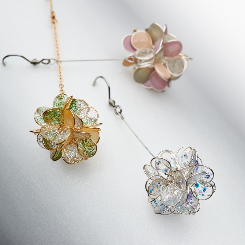 Flower Ball- Handmade Earrings Resin Earrings Crystal Flower Earpins Clip-On - ต่างหู - วัสดุอื่นๆ 